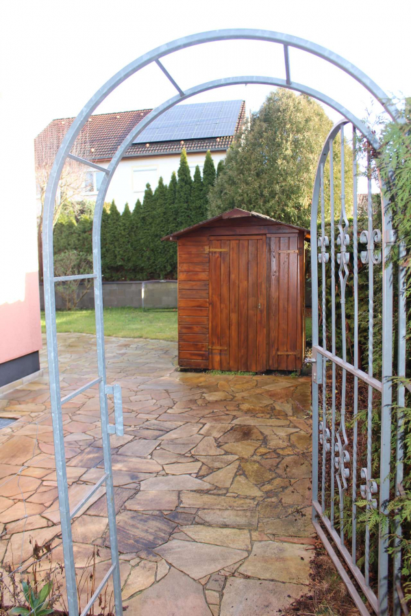 zum Garten hier entlang